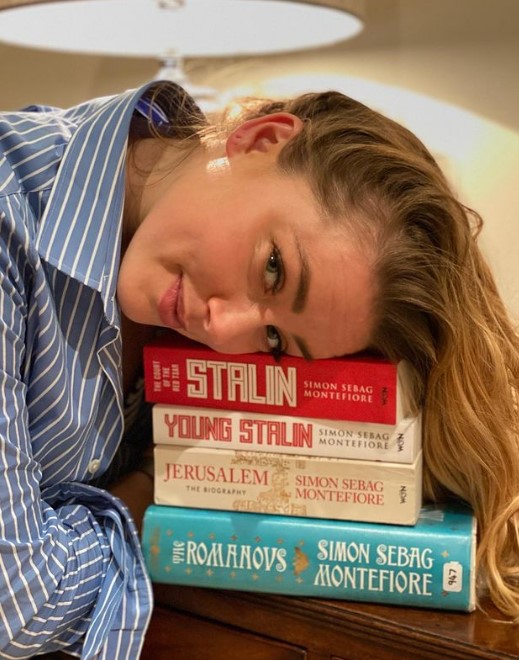 Amber Heard Tries To Convince Us She Reads Books By Using Them As A Pillow
